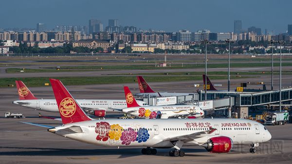 图为由波音787与空客a320系列飞机组成的吉祥航空高效率运营机队_副本