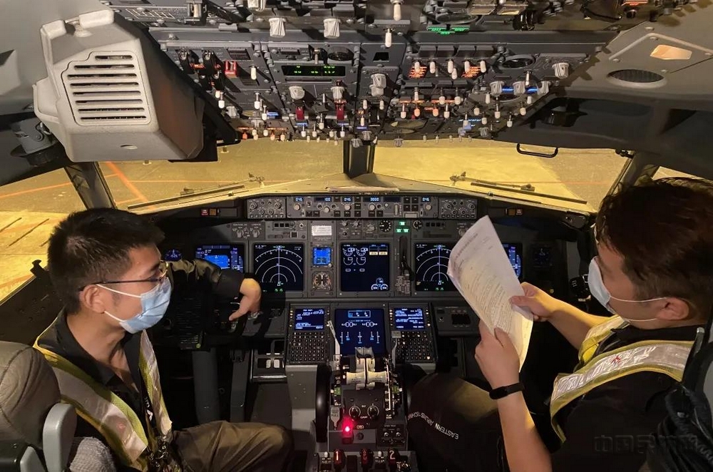 nEO_IMG_班组成员开展作业-东航武汉公司供图