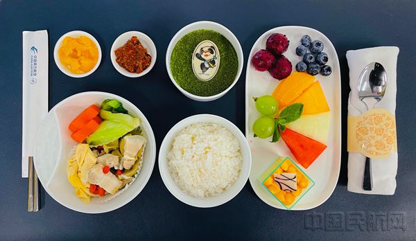 仅在11月1日至10日限时10天亮相的”进博限定“套餐-2-东航供图_副本.jpg
