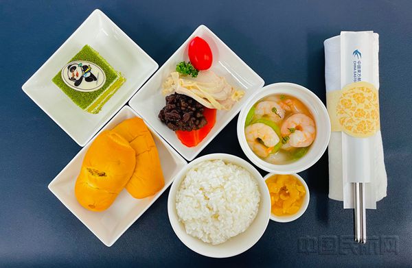仅在11月1日至10日限时10天亮相的”进博限定“套餐-3-东航供图_副本.jpg