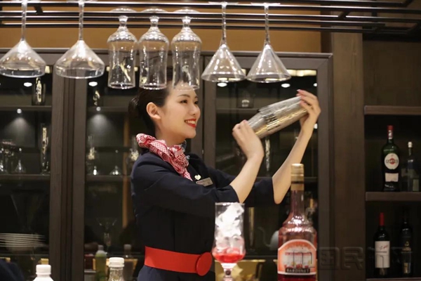 水印 乘务员展现特饮制作过程02