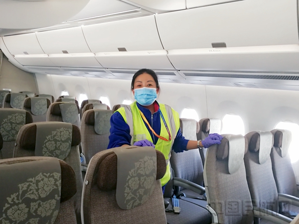 水印 清洁现场的郑祥芹-东航地服供图1.jpg
