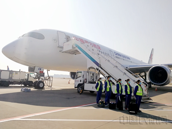 水印 郑祥芹带领班组同事们迎接她保障的最后一个航班-东航地服供图2.jpg