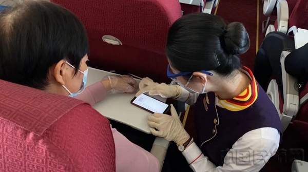 图一 乘务组引导旅客使用机上WiFi2.jpg 图一 乘务组引导旅客使用机上WiFi2.jpg