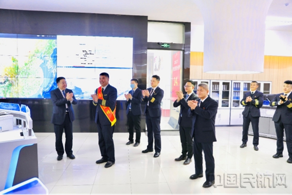 202112.20新闻通稿:翱翔蓝天42载 湖南航空首位机长光荣退休209706.jpg