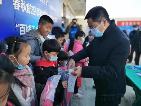 春秋航空的“冰雪大篷车”抵达平山县冷泉小学1.jpg
