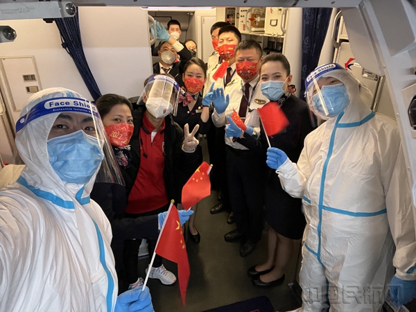 1月16日，也是由凯旋包机的同一机组送女足姑娘出征亚洲杯-2-东航供图_副本.jpg