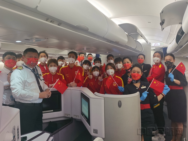 1月16日，也是由凯旋包机的同一机组送女足姑娘出征亚洲杯-东航供图_副本.jpg