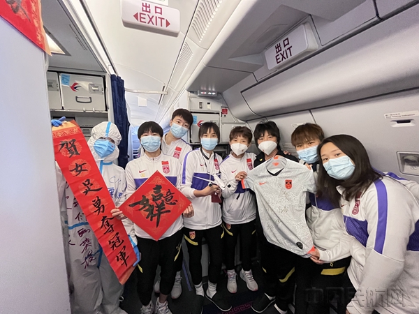 女足队员和机组成员一起合影留念，补过春节-东航供图_副本.jpg