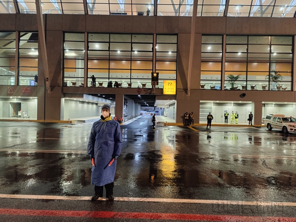 夜雨中，浦东机坪上的东航工作人员准备迎接女足包机抵达-东航供图_副本.jpg