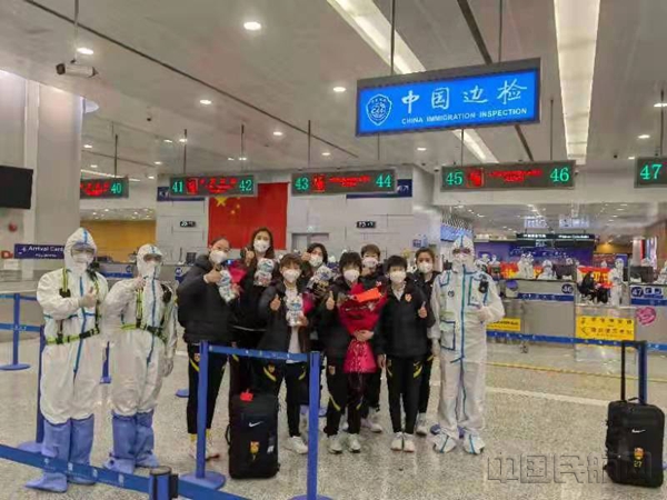 上海机场边检民警保障女足办理手续顺利回国-上海边检供图_副本.jpg
