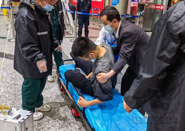 nEO_IMG_东航山西：空地协作救助旅客，暖心服务驻守心间 (1).jpg