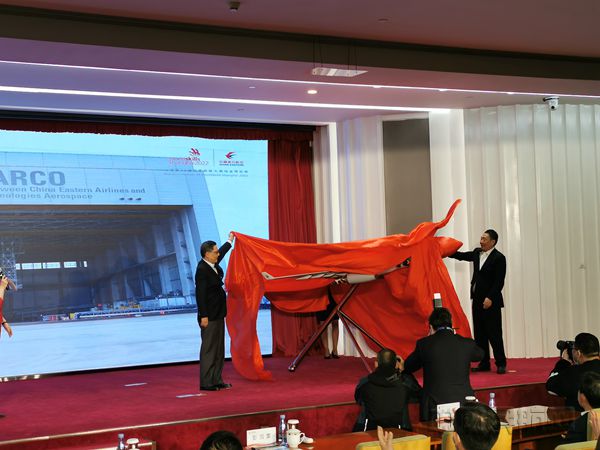 28上海市与东航领导共同为彩绘机揭幕发布-钱擘摄_副本.jpg