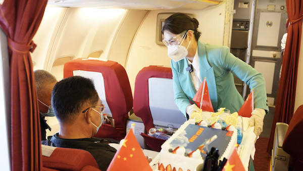 附图2：郑心霞执行退休前最后一班航班.JPG