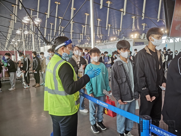 水印 东航地服工作人员引导云南师生有序办理手续-东航供图2