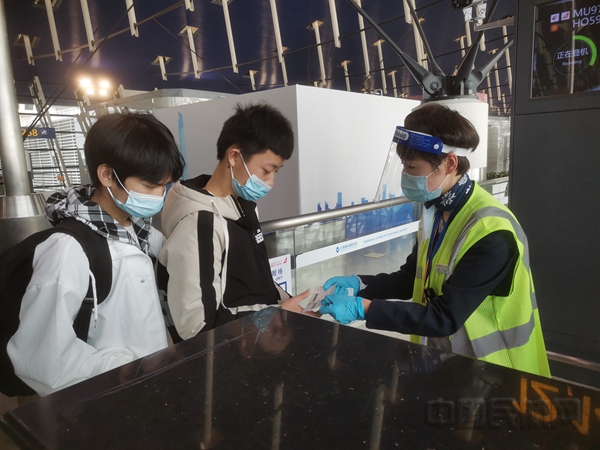 水印 东航保障云南师生登机-东航供图1