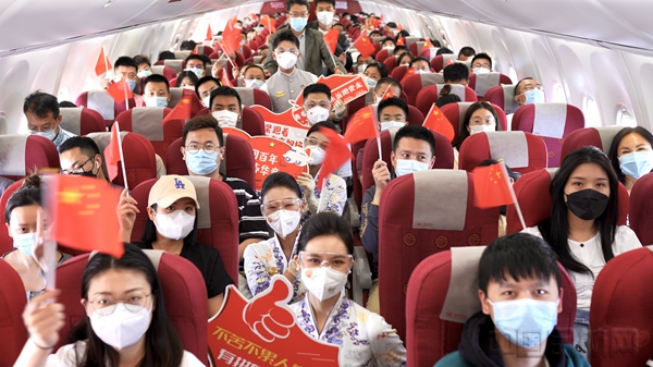 水印 附图2：海南航空举办五四青年节主题航班活动2.jpg