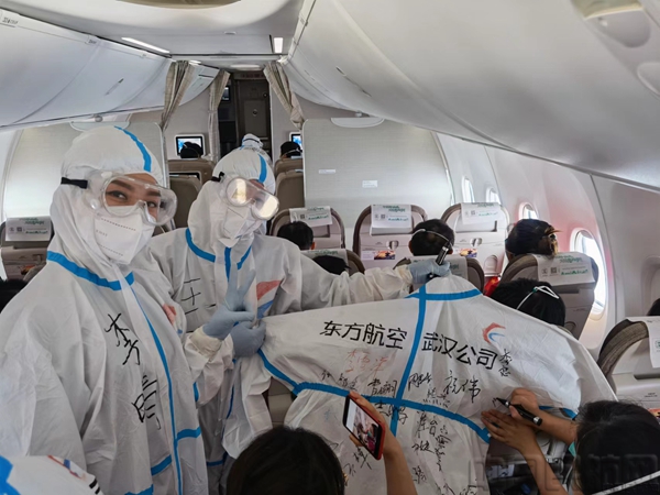 医护人员在防护服上为机组签名留念-东航供图.jpg