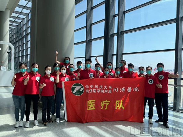 医护人员启程离沪时合影留念-东航供图.jpg