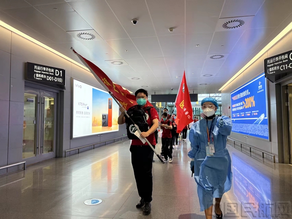 东航为医疗队员在虹桥机场协调安排了绿色通道-东航供图.jpg