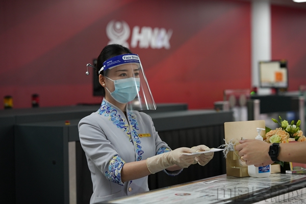 附图2：海南航空地服人员为旅客办理乘机手续.jpg