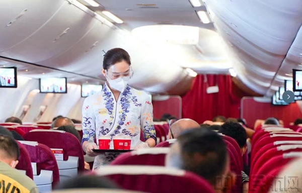 附图3：海南航空乘务员在客舱内为旅客提供服务.jpg