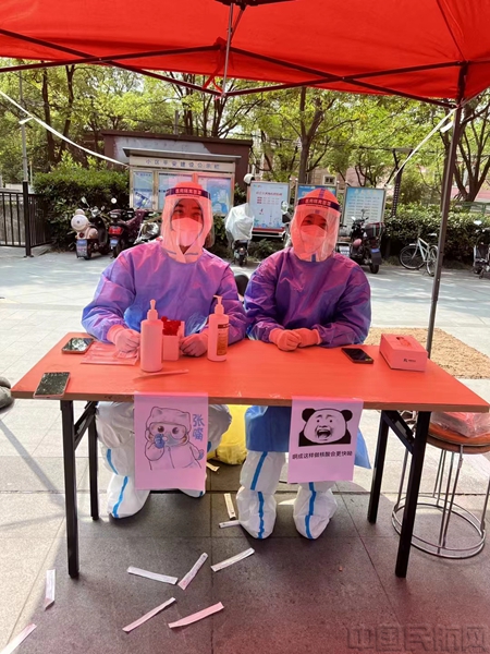 夫妇两人率先报名考出了上岗证，帮助小区核酸检测.jpg