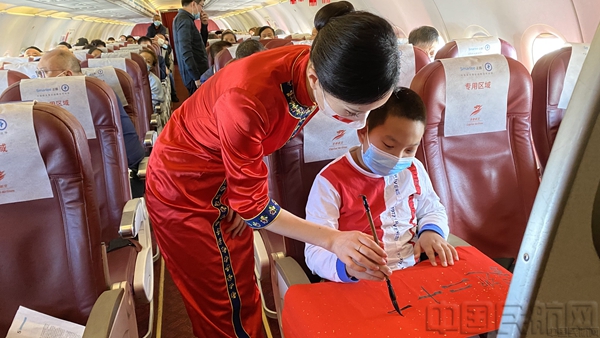 图3：旅客参与书法活动.jpg