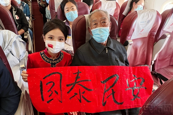 图5：旅客参与书法活动.jpg