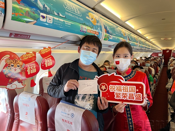 图6：旅客写明信片送祝福.jpg
