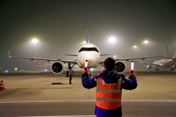 岁末航班平安落地归来2