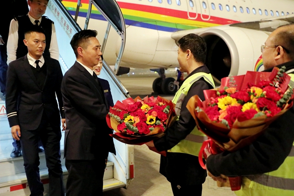 慰问组向岁末航班机组送上鲜花3