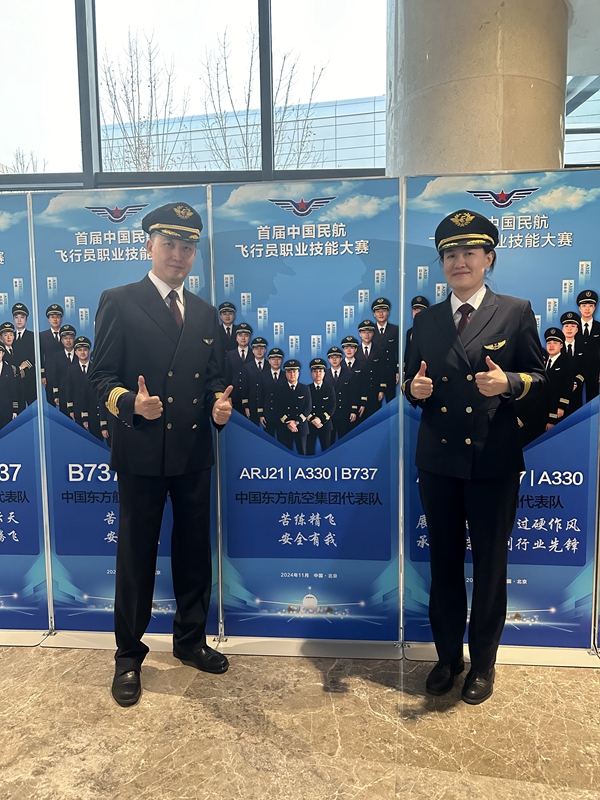 张斌与此次参赛的搭档副驾驶刘毅君在赛事现场-宋佳音摄