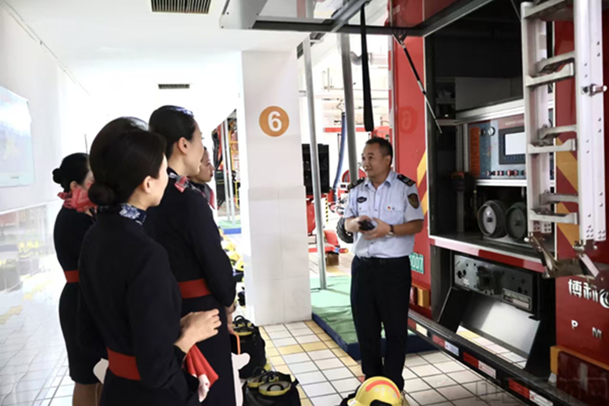 东航空乘参观了解特勤大队消防设备-东航客舱部供图