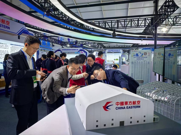 亮相展台现场的东航装配式机库模型-东航江西分公司供图