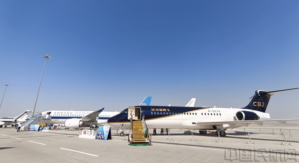 在迪拜航展进行静态展示的C909和C919-中国商飞供图2