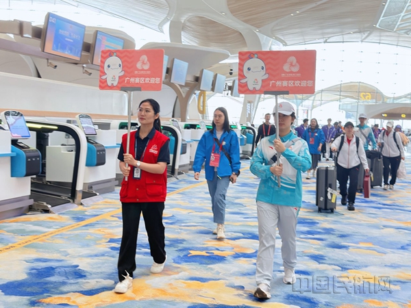 NEO东航志愿者协同广州市志愿者,做好全运会运动员团队的全流程服务引导-东航广东分公司供图