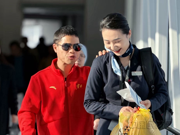 残特奥会云南队运动员在东航员工接力护送下,顺利抵达西安咸阳机场-东航西北分公司供图