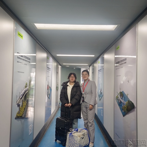 附图2:陈乐帮助首次携带宠物乘机的汤女士顺利登机1