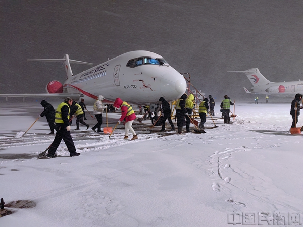 1月19日夜间,合肥地区突降暴雪给航班运行带来极大困难。安徽分公司成立扫雪突击队,为夜间航班保驾护航-东航供图08