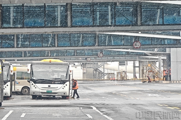 1月20日早晨,上海虹桥机场,东航摆渡车驾驶员提前启动空调制热-东航供图04