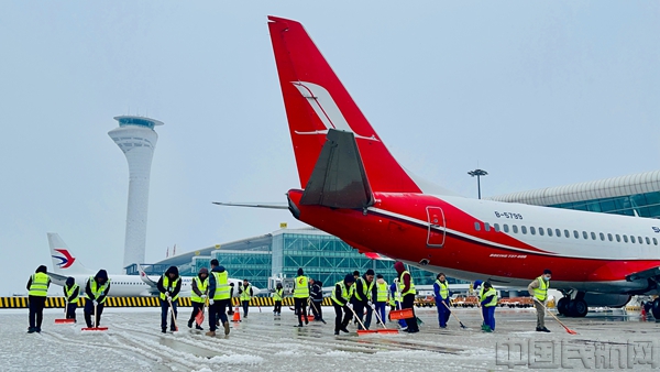 东航武汉公司及时行动迎战冰雪-东航武汉供图2