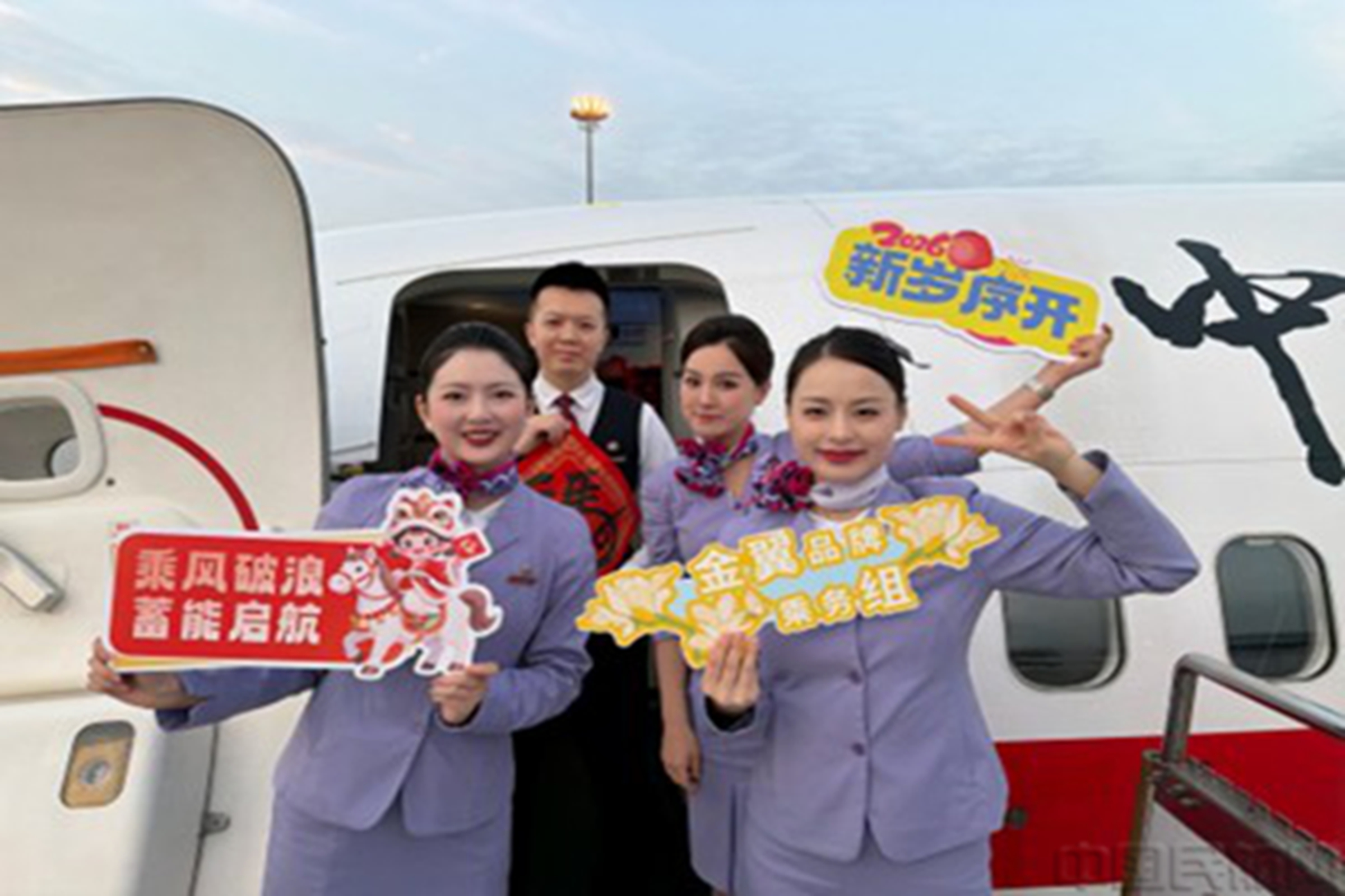 中联航主题航班迎接新春-东航供图