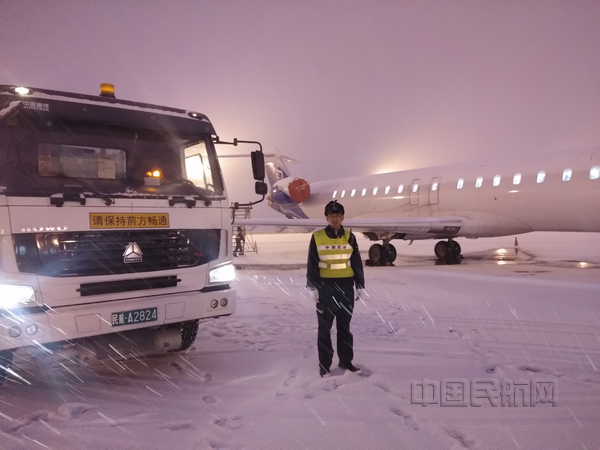 nEO_IMG_中国航油内蒙古迅速应对漫天飞雪 打赢开年首战2：杨东玲摄.jpg