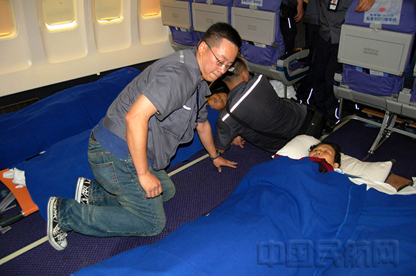 2008年为运送震区伤员连夜改装飞机1.jpg 2008年为运送震区伤员连夜改装飞机1.jpg