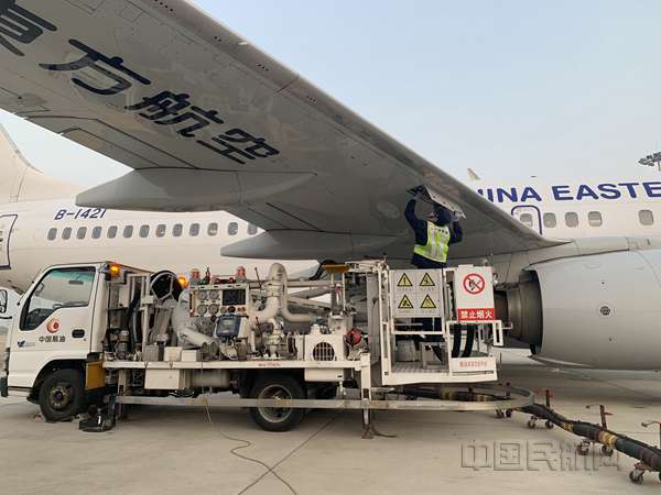 20200409发稿(第一架东航)武汉航空加油站:“疫”不容辞 全力以“复”(摄影李磊)_副本.jpg 20200409发稿(第一架东航)武汉航空加油站:“疫”不容辞 全力以“复”(摄影李磊)_副本.jpg