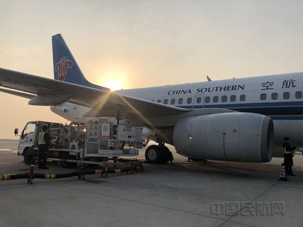 20200409发稿(第一架南航)武汉航空加油站:“疫”不容辞 全力以“复”(摄影仇晨希)_副本.jpg 20200409发稿(第一架南航)武汉航空加油站:“疫”不容辞 全力以“复”(摄影仇晨希)_副本.jpg