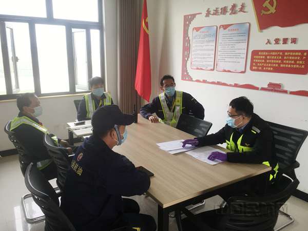 20200409发稿-(复工复产检查)武汉航空加油站:“疫”不容辞 全力以“复”(摄影吴雄星)_副本.jpg 20200409发稿-(复工复产检查)武汉航空加油站:“疫”不容辞 全力以“复”(摄影吴雄星)_副本.jpg