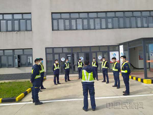 20200409发稿-(户外早班会)武汉航空加油站:“疫”不容辞 全力以“复”(摄影吴雄星)_副本.jpg 20200409发稿-(户外早班会)武汉航空加油站:“疫”不容辞 全力以“复”(摄影吴雄星)_副本.jpg