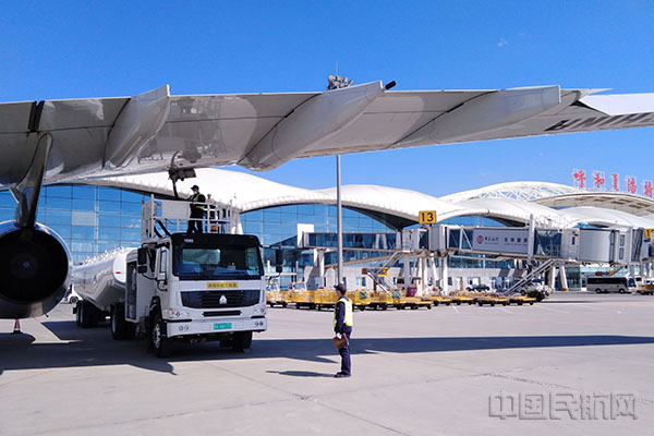 为武汉“重启”加油 中国航油内蒙古织牢抗疫保供“双网”:郝枫摄1.jpg 为武汉“重启”加油 中国航油内蒙古织牢抗疫保供“双网”:郝枫摄1.jpg